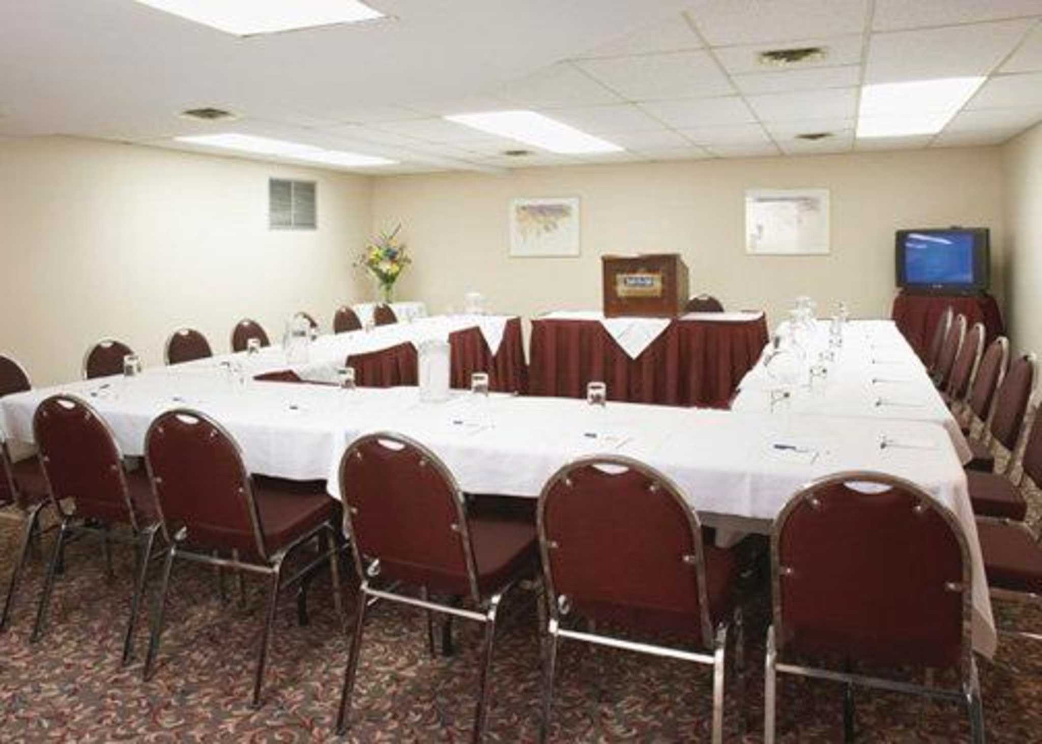 Images Quality Inn & Suites P.E. Trudeau Airport