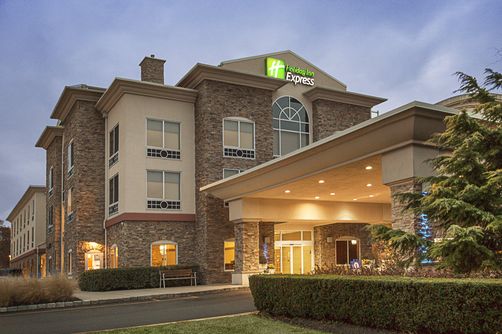 Holiday Inn Express & Suites Long Island-East End Photo