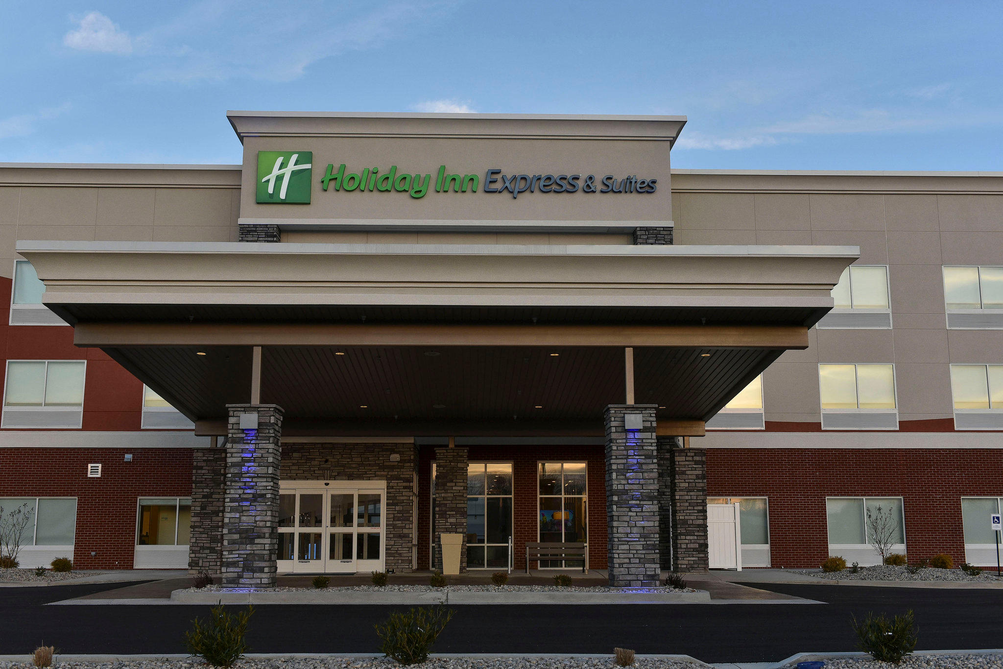 Holiday Inn Express & Suites Madisonville Photo