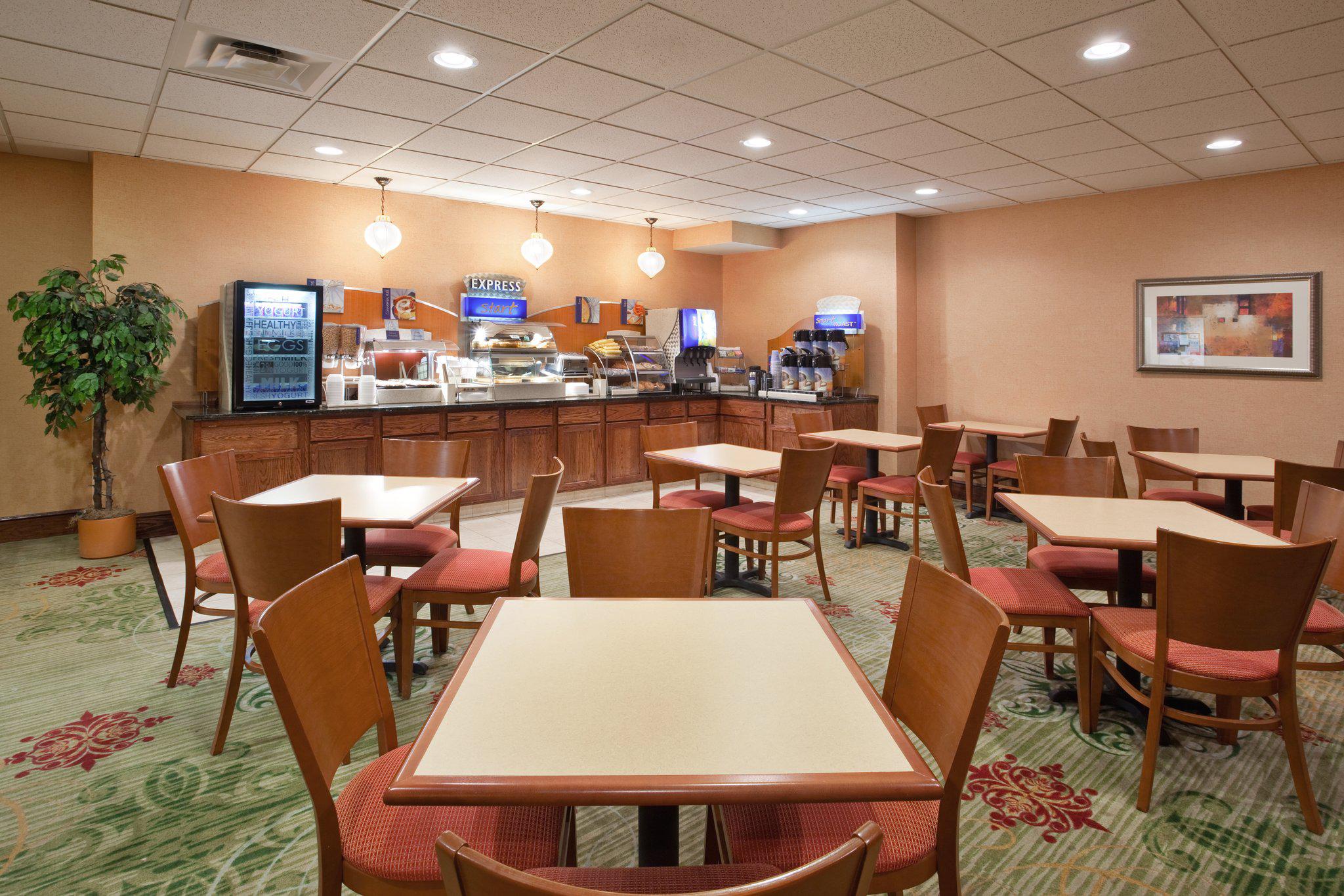 Holiday Inn Express & Suites Cleveland-Streetsboro Photo