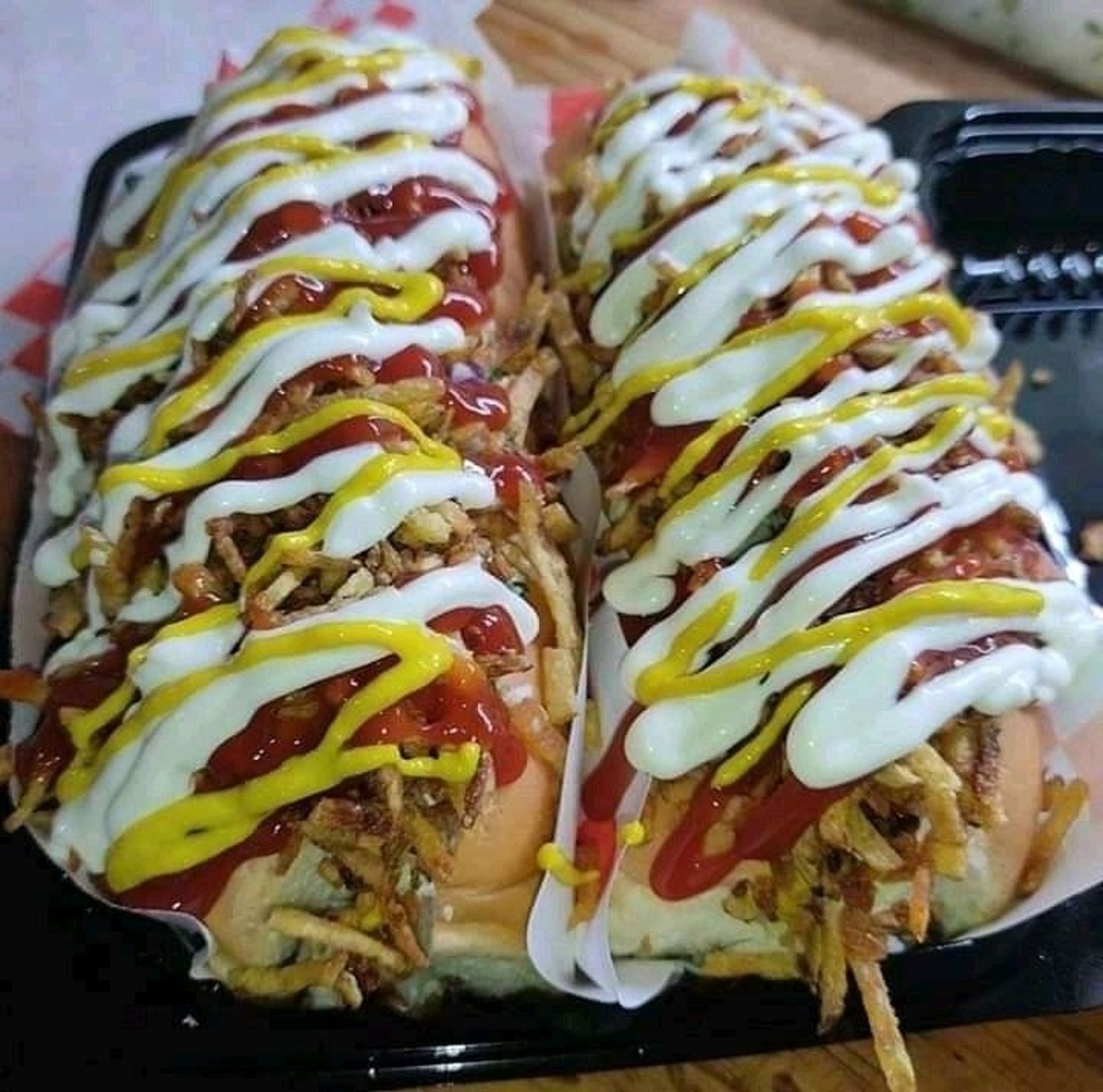 Dos Hot Dogs