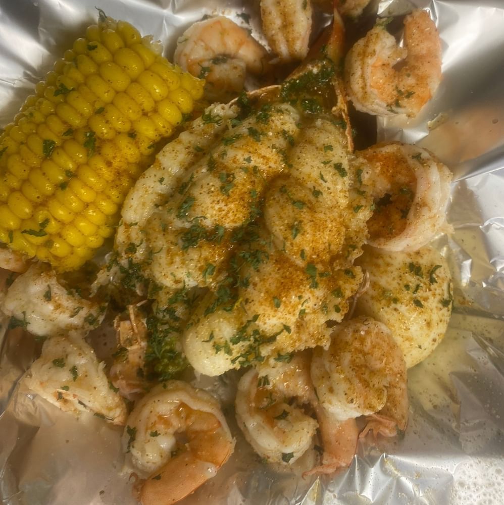 B5 - Lobster Bowl (1 Lobster, 10 Shrimps, 1 Corn, 1 Potato, 1 Egg)