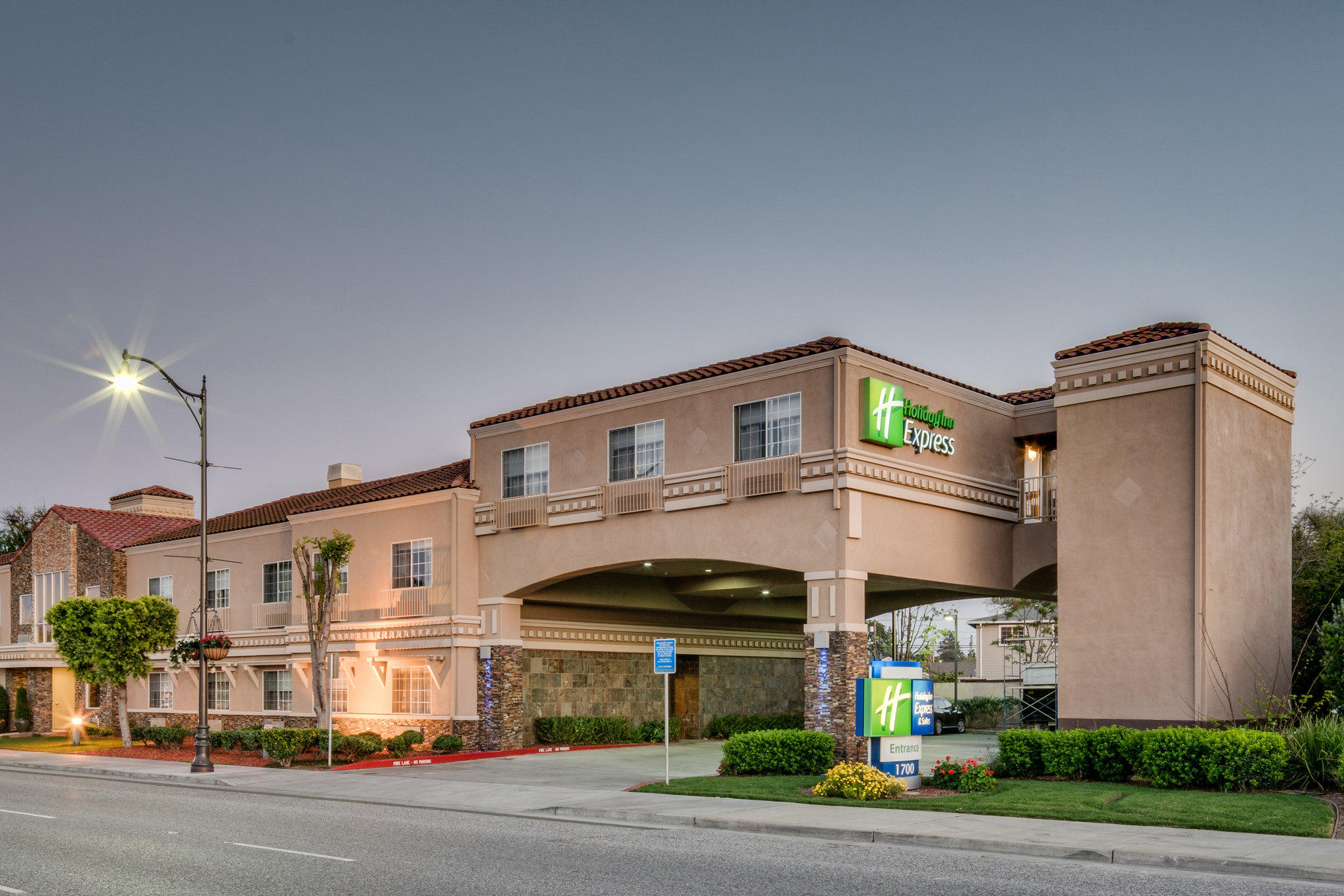 Holiday Inn Express & Suites Santa Clara Photo