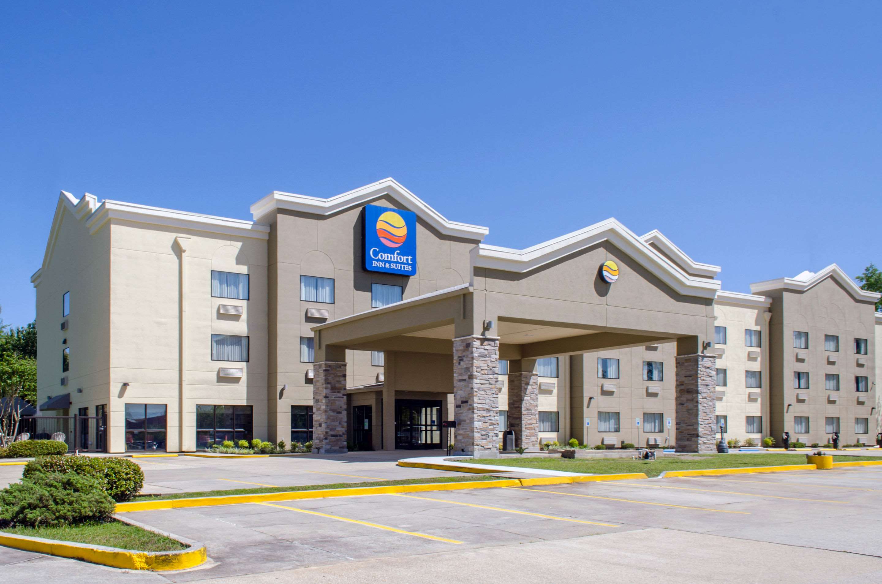 Comfort Inn & Suites Covington - Mandeville Photo