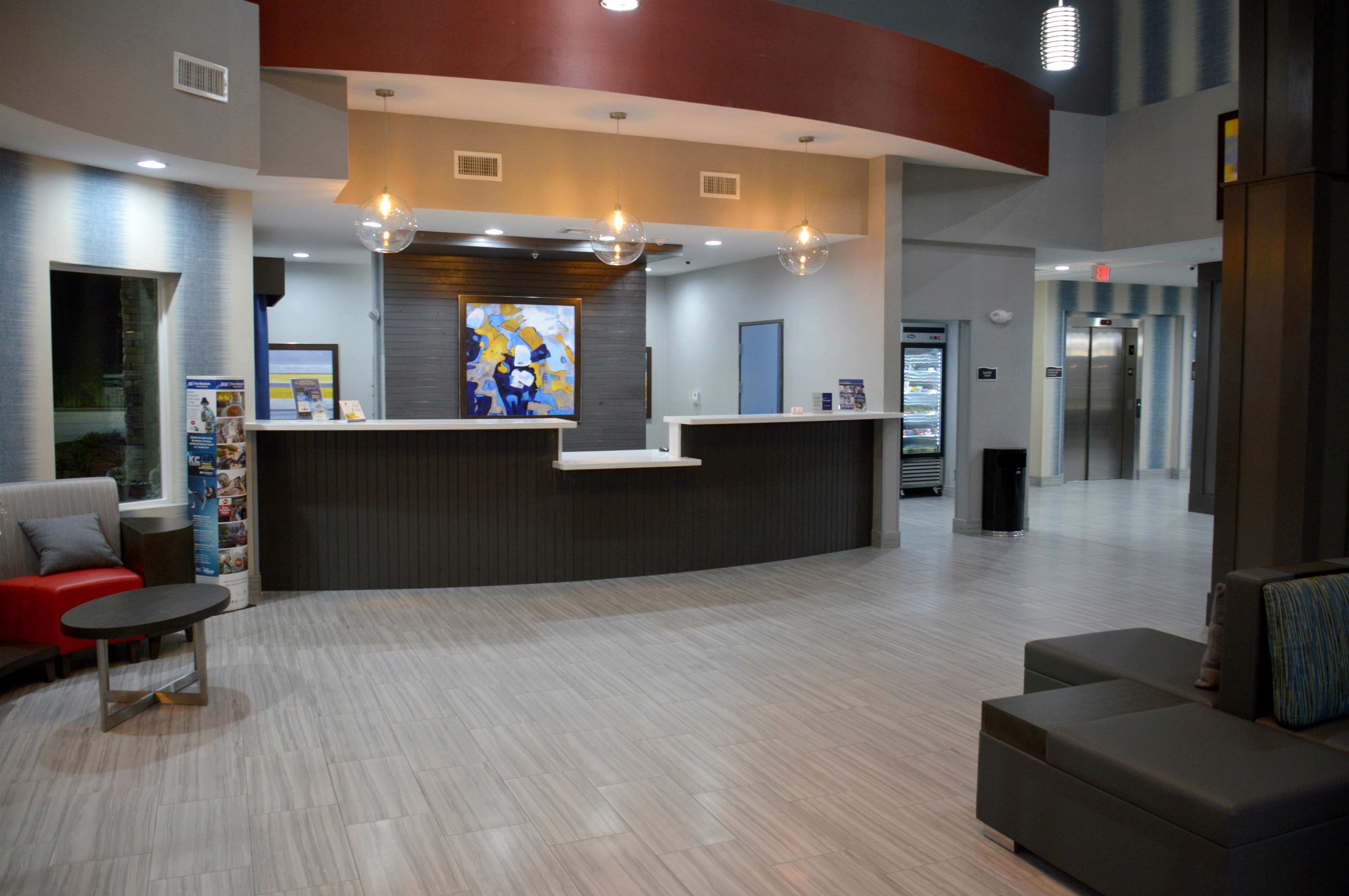 Best Western Plus Airport Inn & Suites Photo