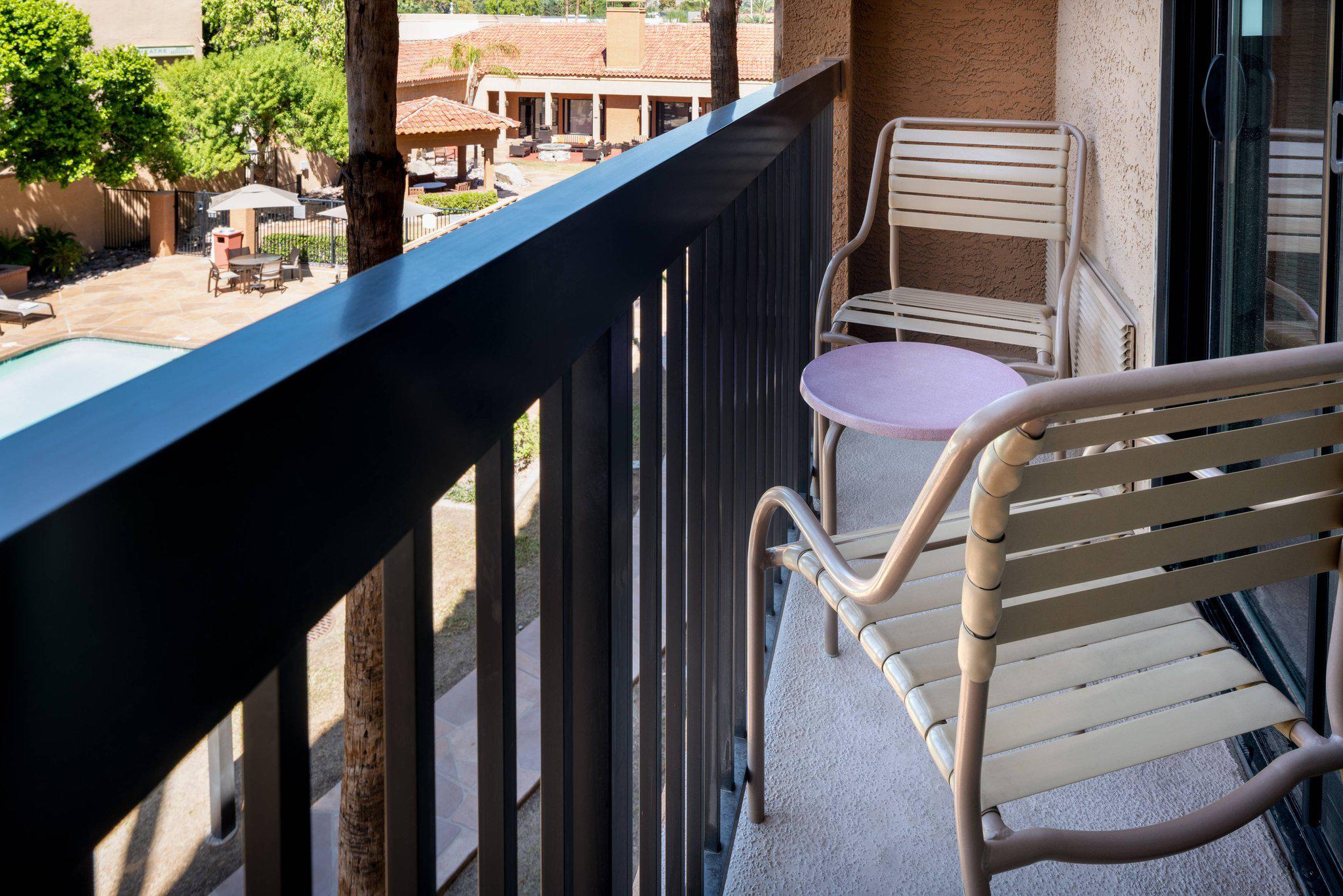 Courtyard by Marriott Phoenix Camelback Photo