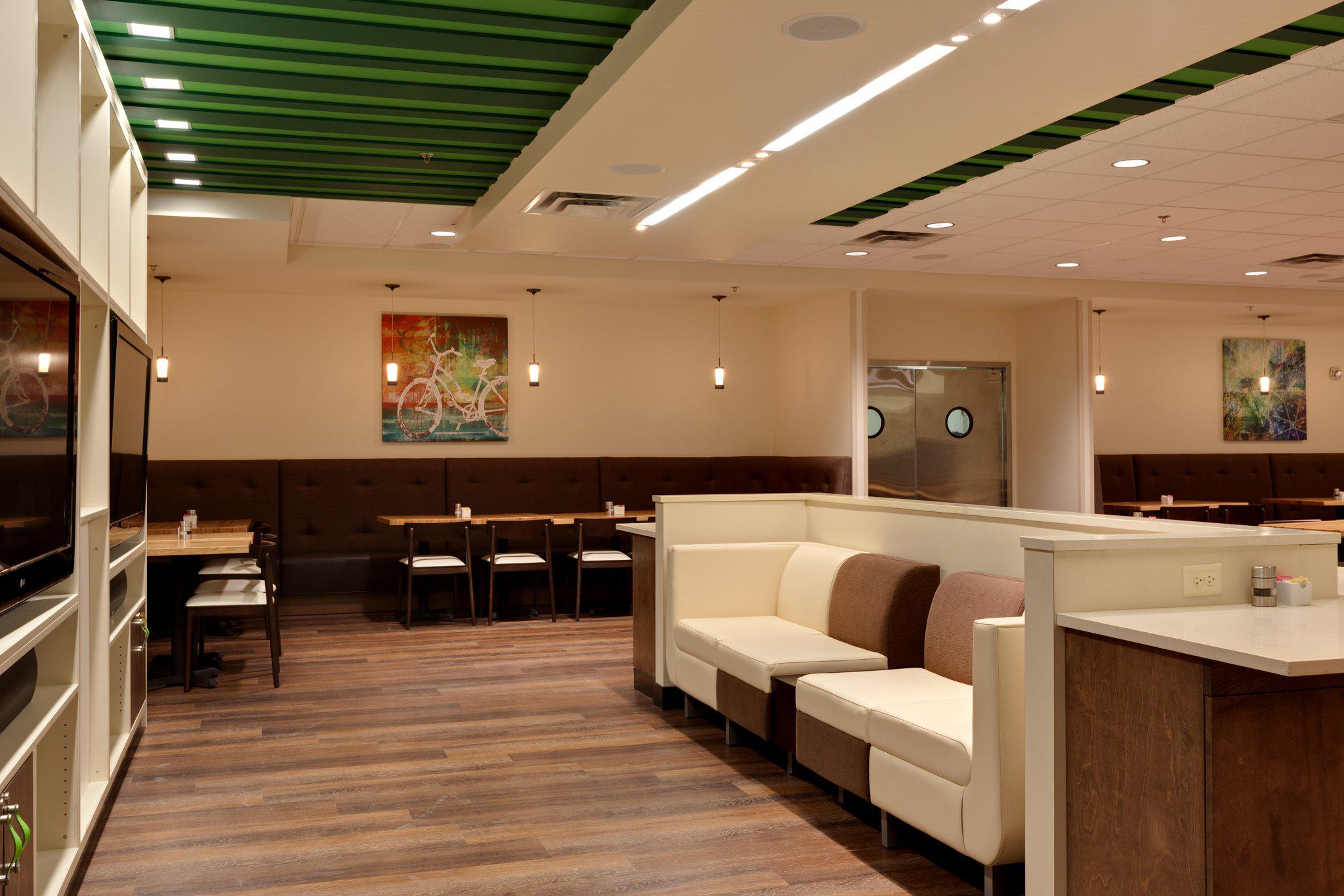 Holiday Inn & Suites Atlanta Airport-North Photo