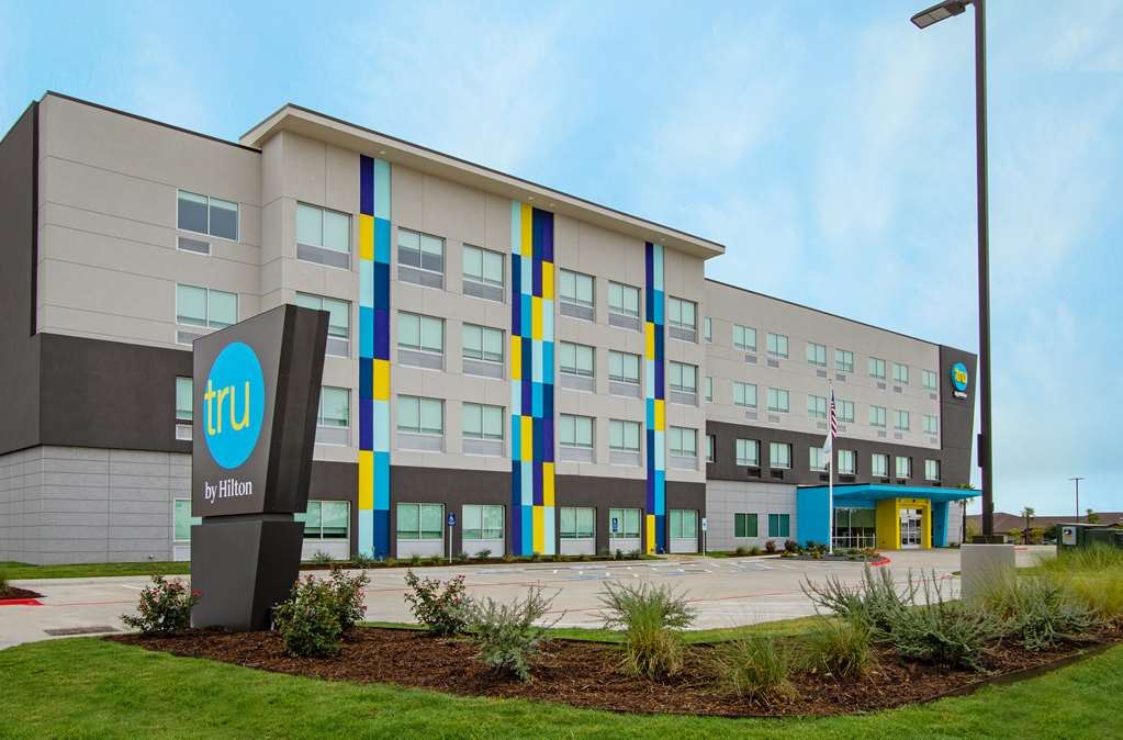 Tru by Hilton Waco South Logo