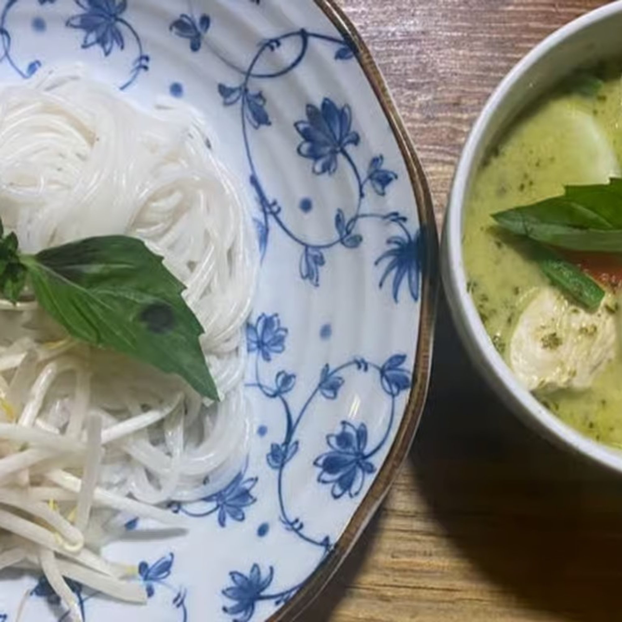 Kanom Jeen Kiaw Waan Gai