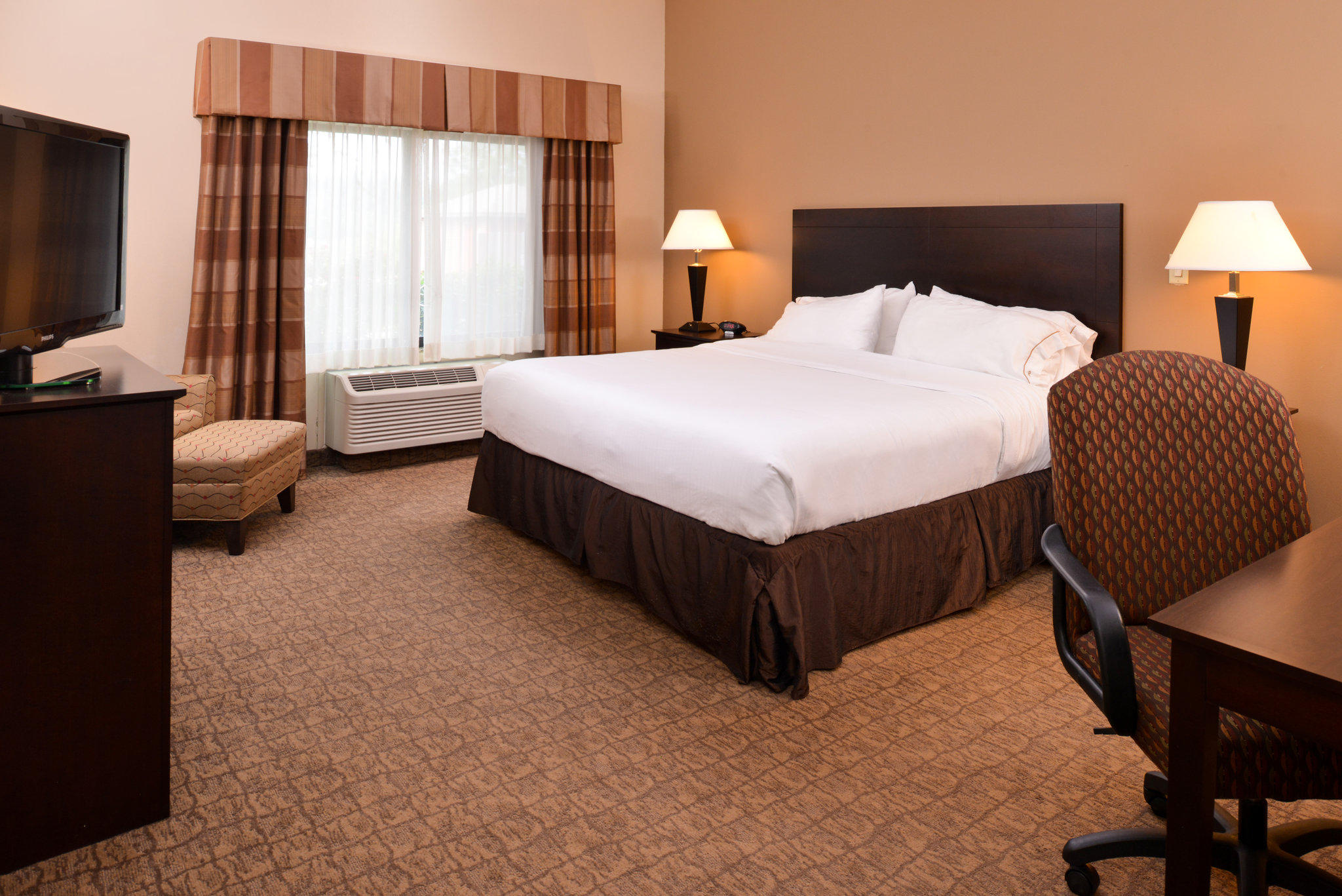 Holiday Inn Express & Suites Fairmont Photo