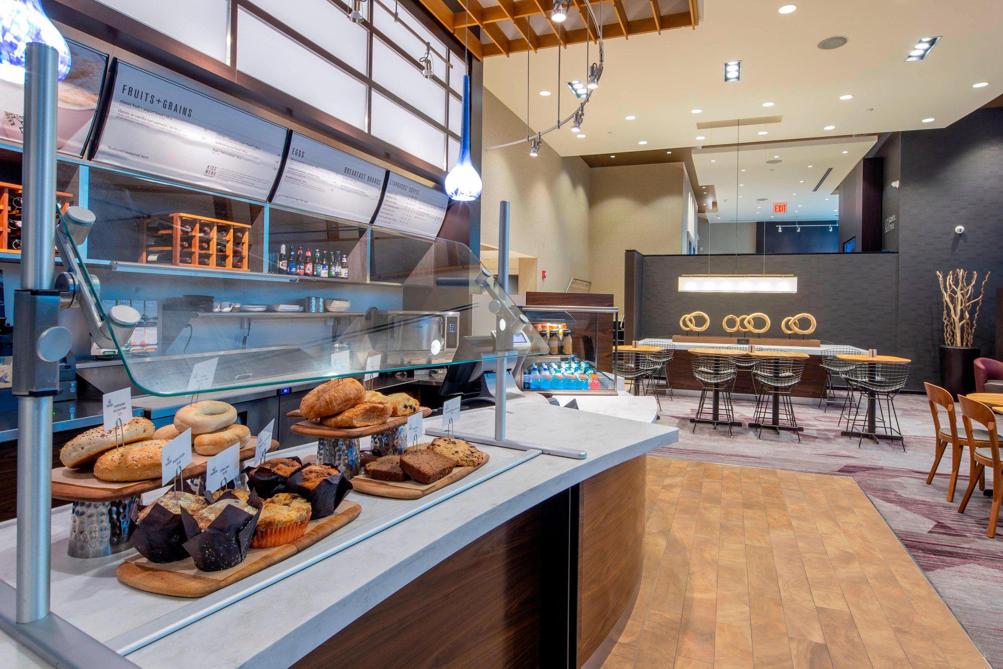 Courtyard by Marriott New York Queens/Fresh Meadows Photo