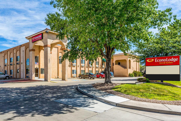 Images Econo Lodge Inn & Suites