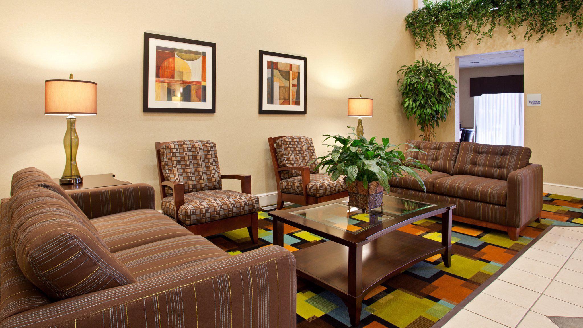 Holiday Inn Express & Suites Wadsworth Photo