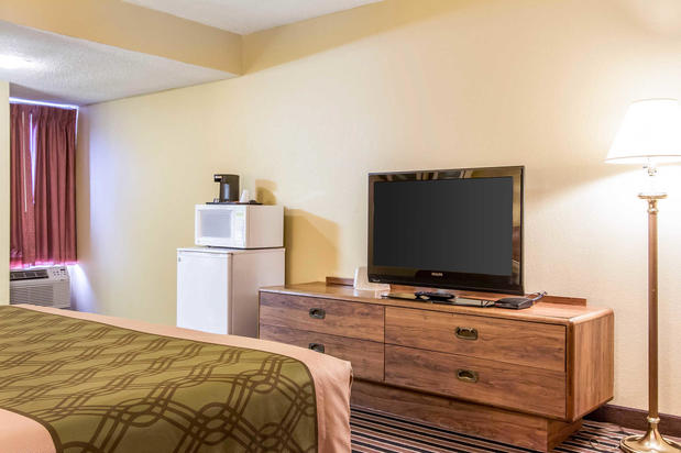 Images Econo Lodge Inn & Suites
