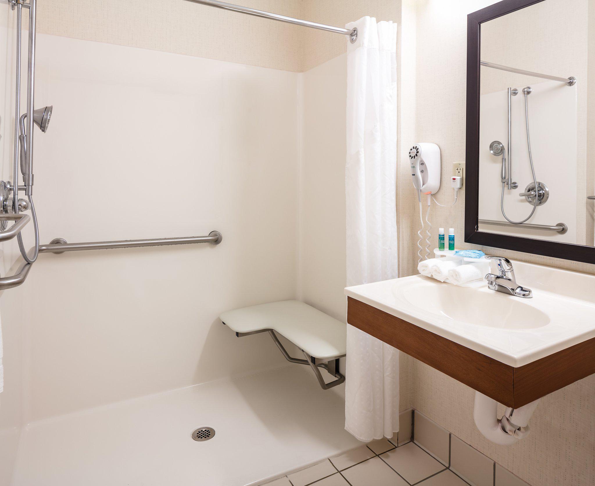 Holiday Inn Express & Suites Coralville Photo