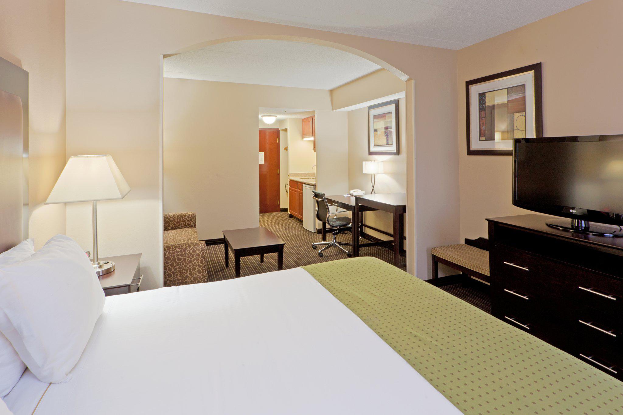 Holiday Inn Express & Suites Charleston-Southridge Photo