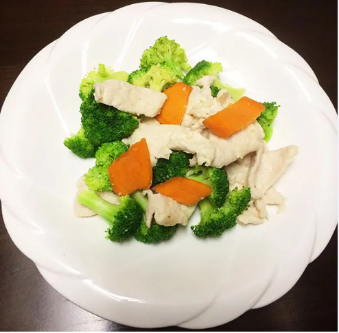 Steamed Chicken with Broccoli (White Sauce)
