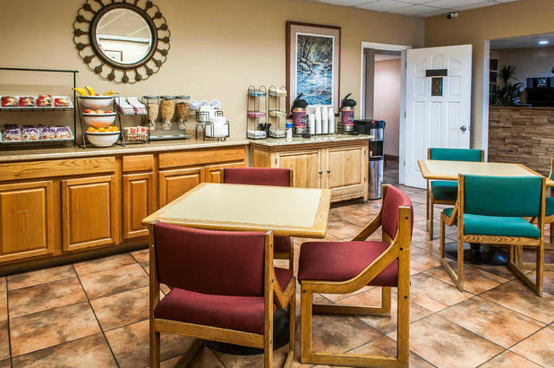 Images Rodeway Inn East