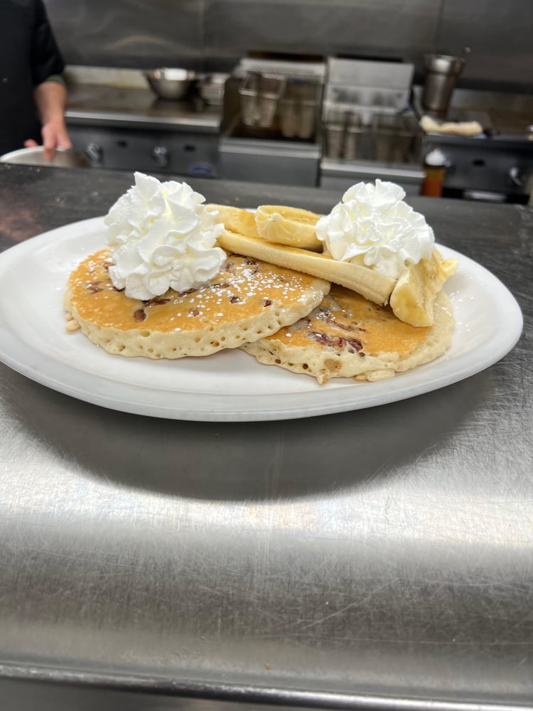 Banana nut flapjack & cream