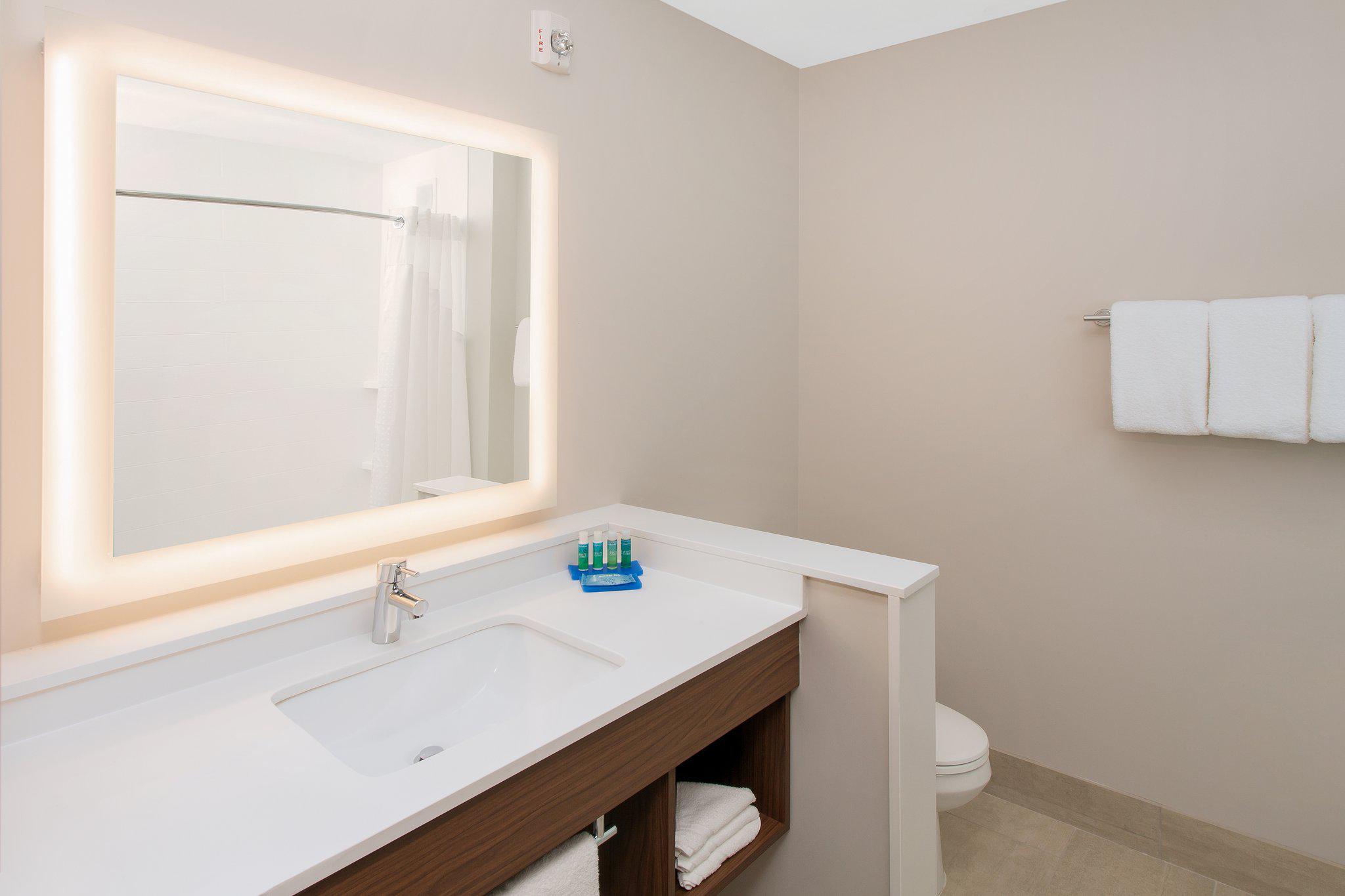 Holiday Inn Express & Suites Sterling Heights-Detroit Area Photo