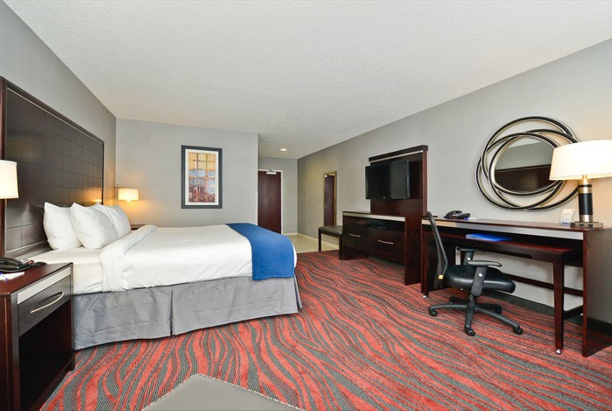 Holiday Inn Express & Suites Utica Photo