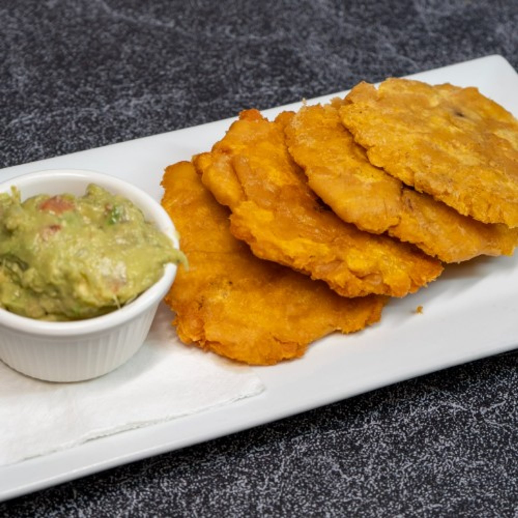 Guacamole Con Tostones o Chips