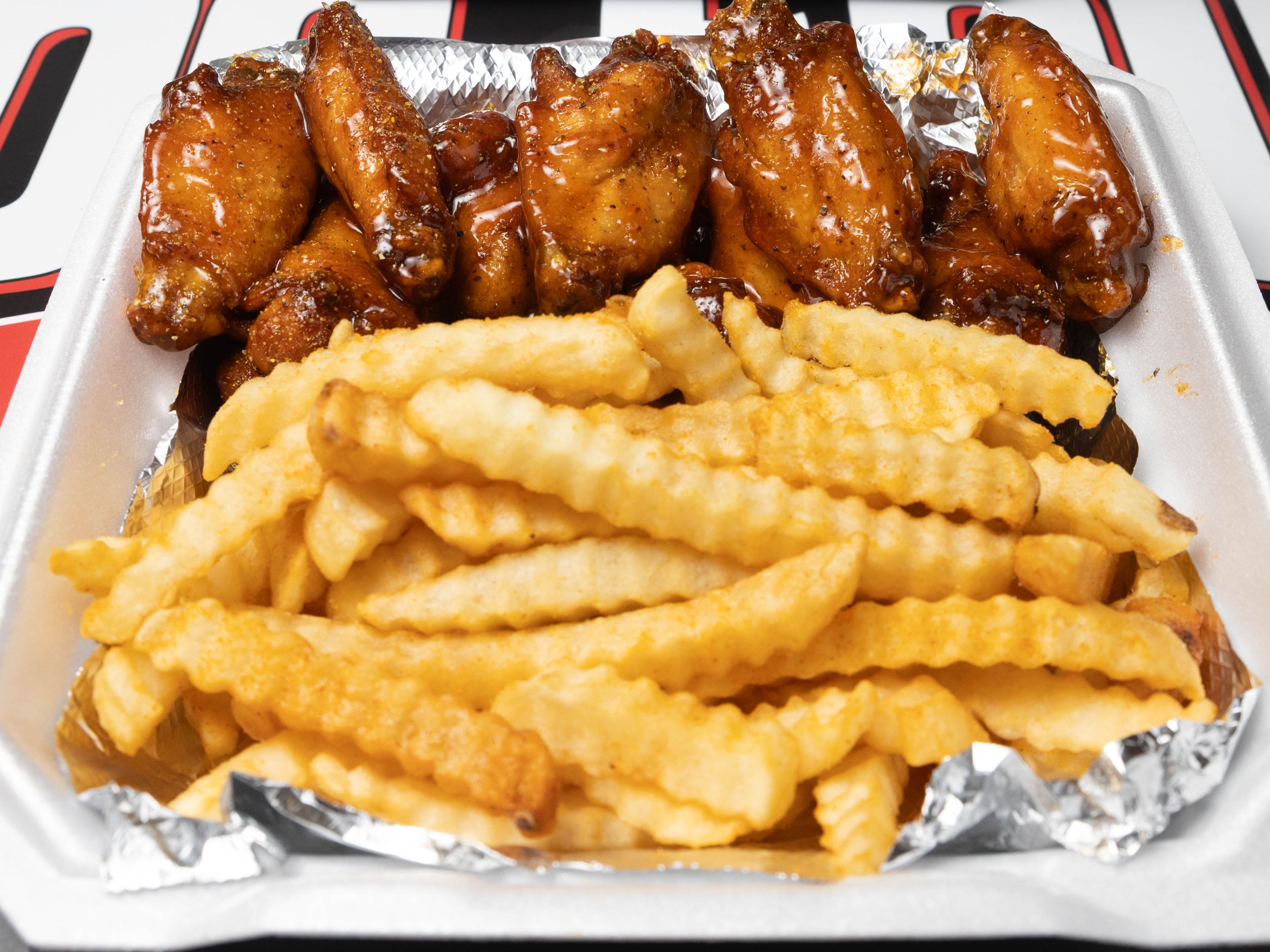 #4. Stromboli 5 Wings and Drink