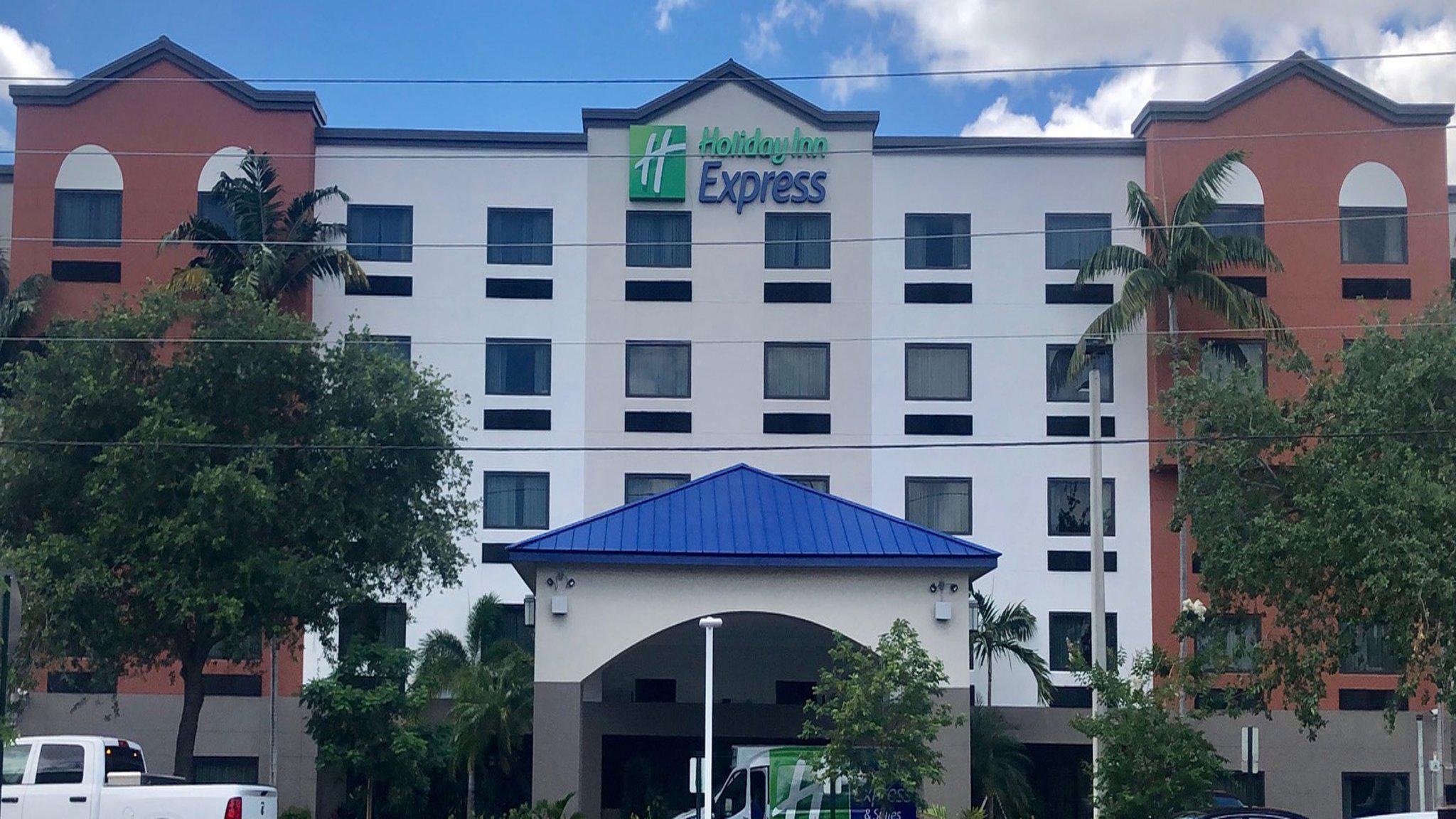 Holiday Inn Express & Suites Fort Lauderdale Airport West Photo