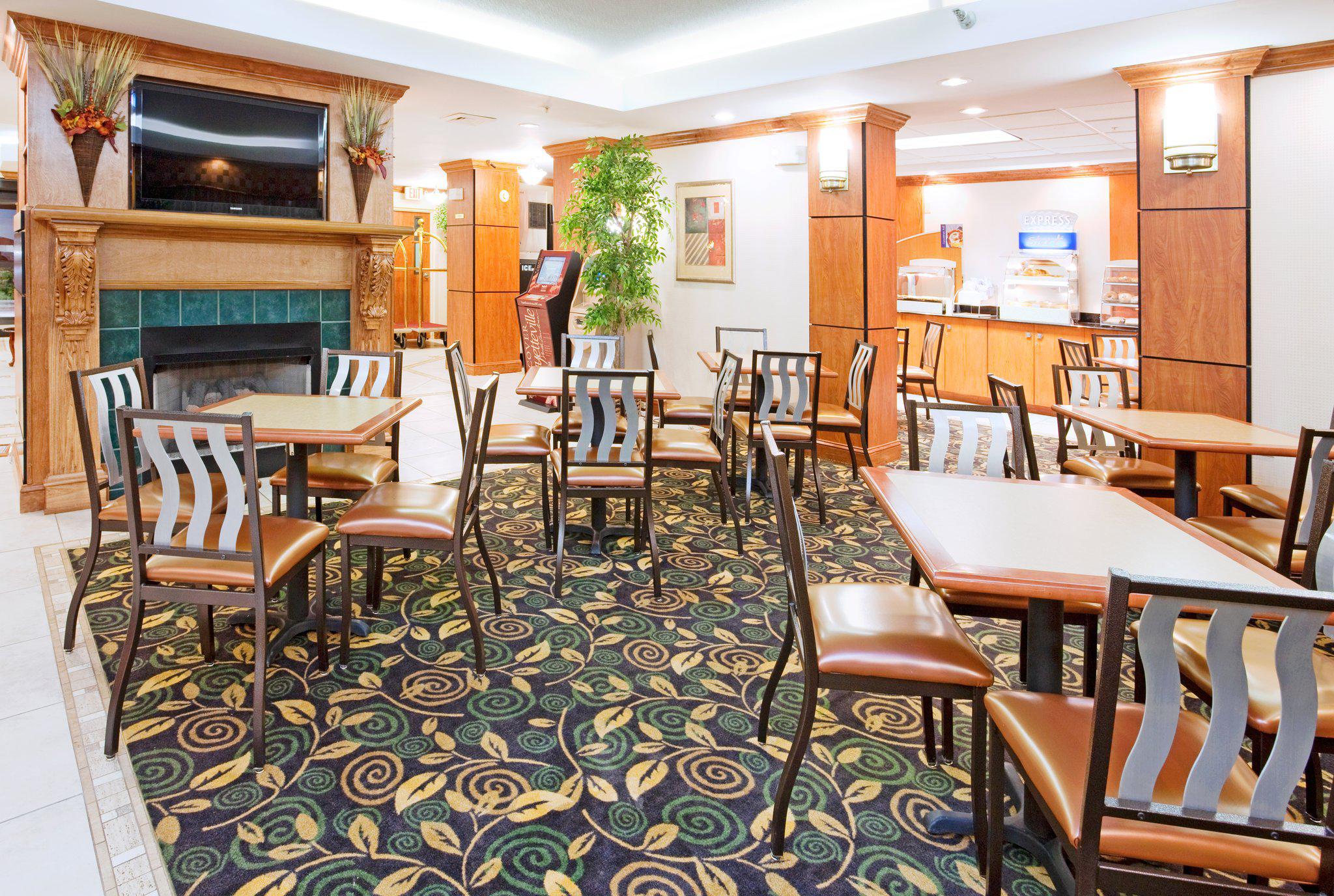 Holiday Inn Express & Suites Fayetteville-Ft. Bragg Photo