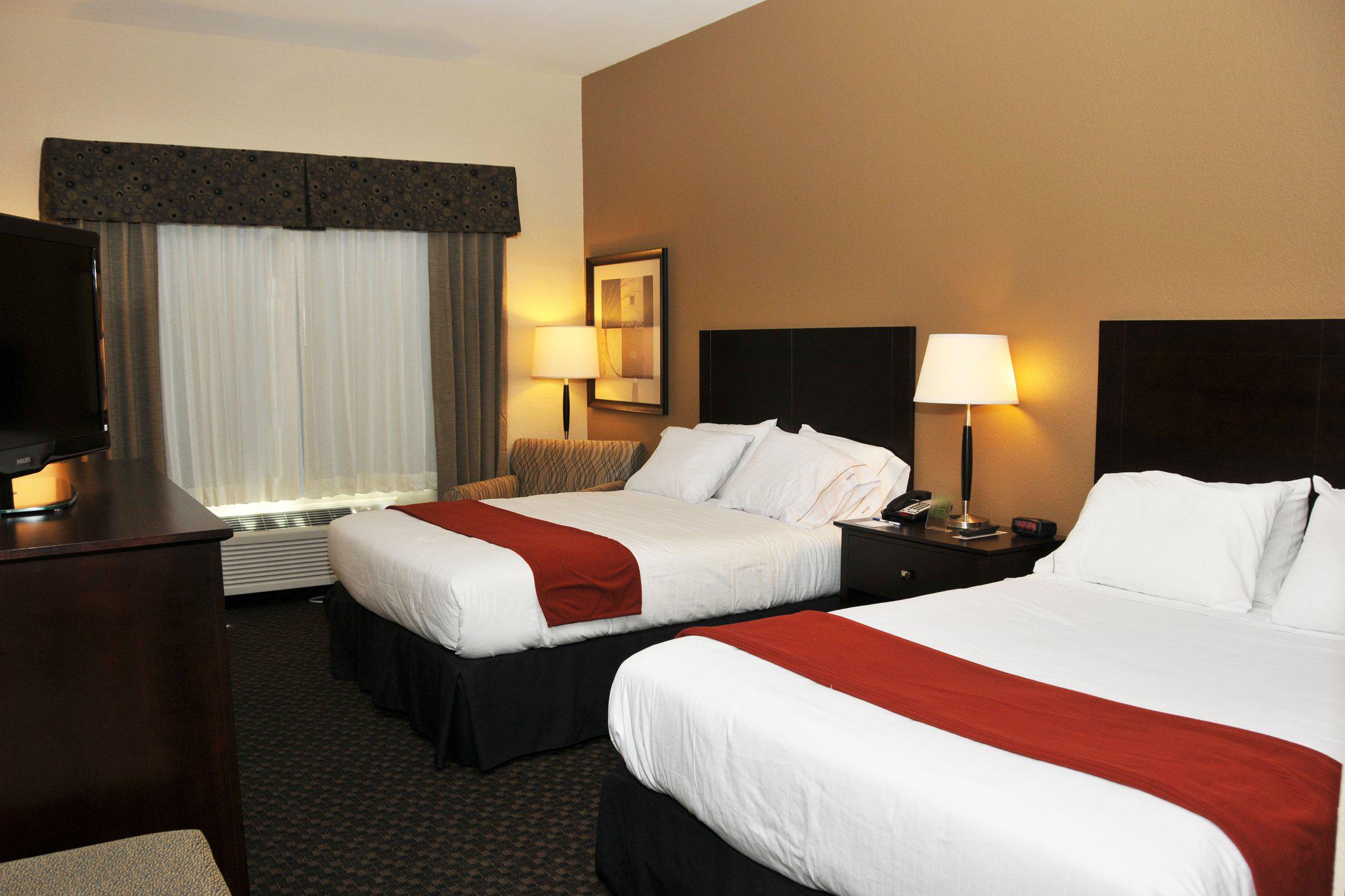 Holiday Inn Express & Suites Clinton Photo