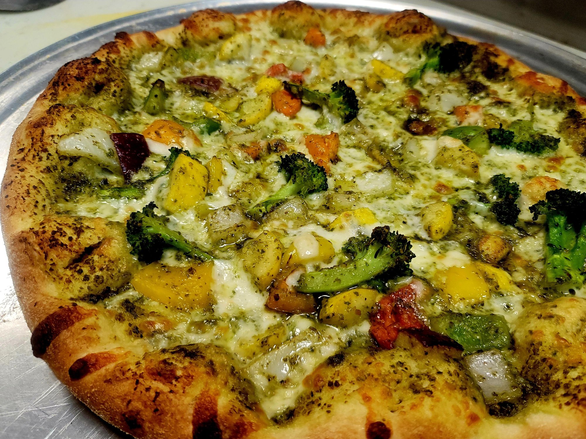 Paneer Veg Pesto Pizza