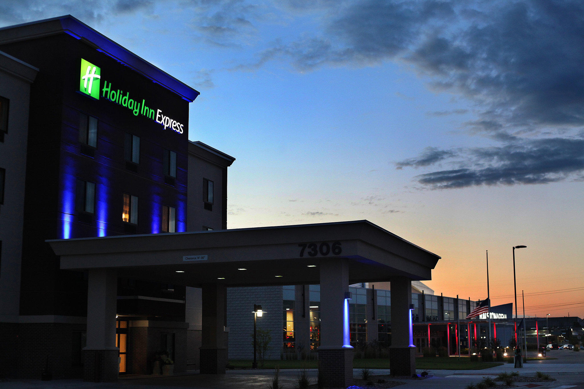 Holiday Inn Express & Suites Omaha South - Ralston Arena Photo