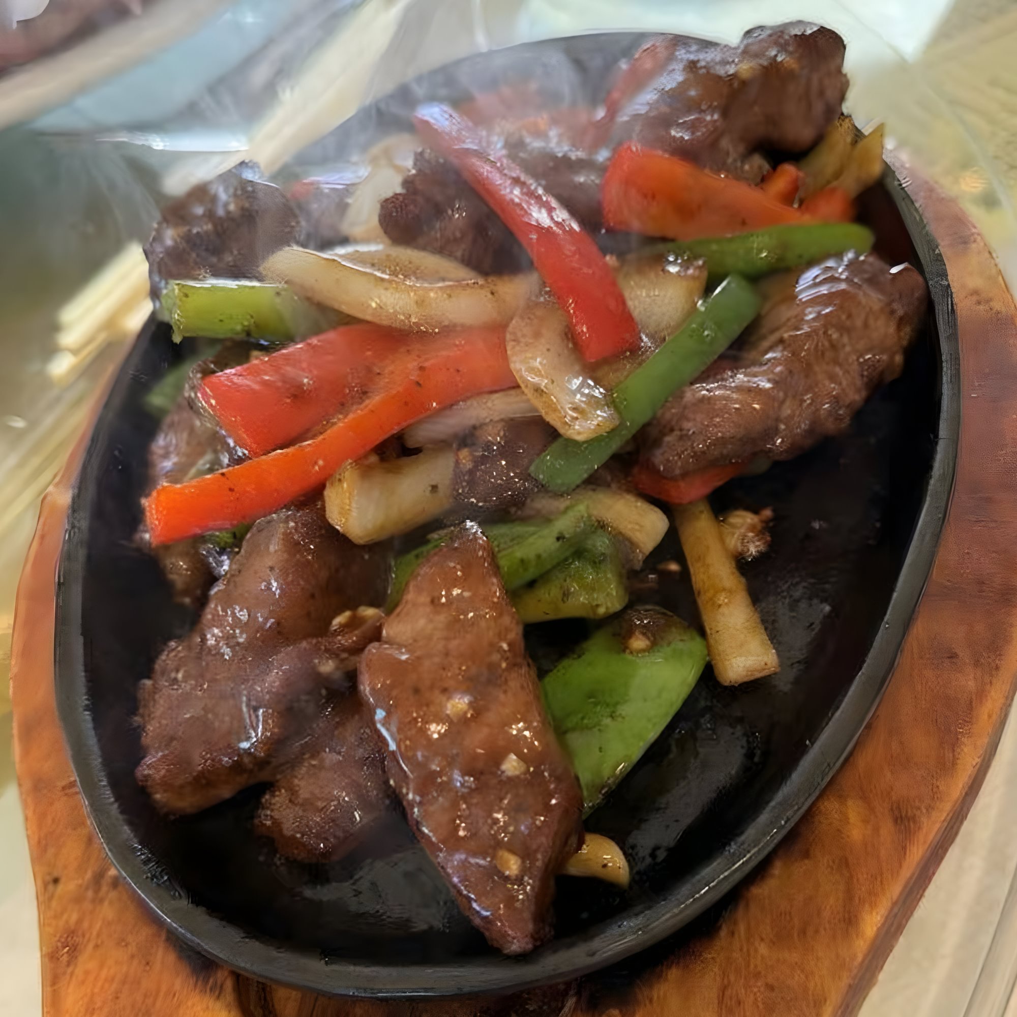 Black Pepper Beef Steak Cubes on Sizzling Platter / 铁板黑椒牛柳