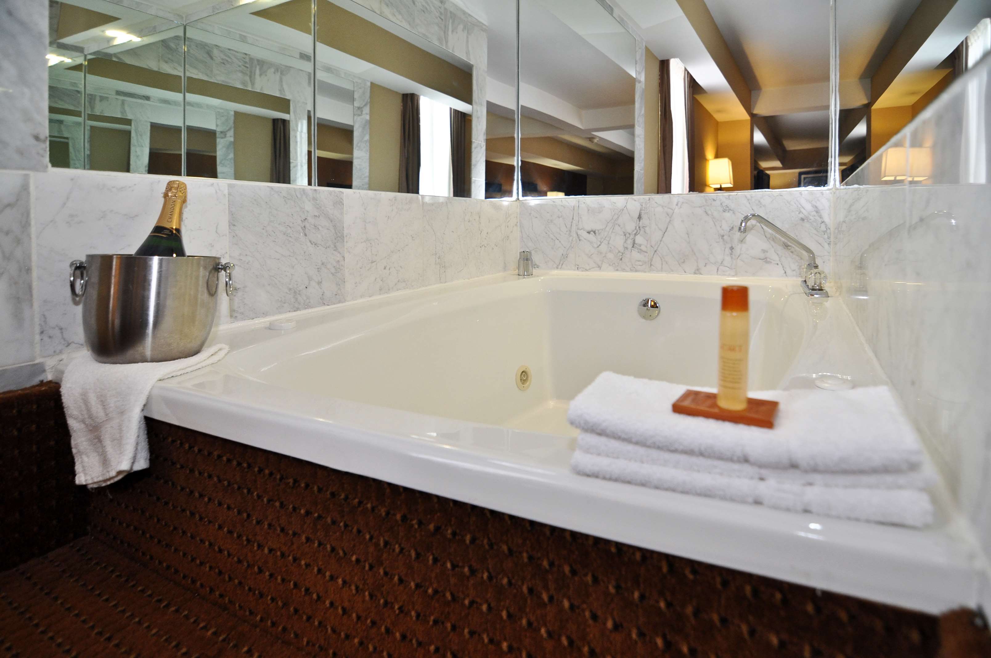 King Suite Spa Tub