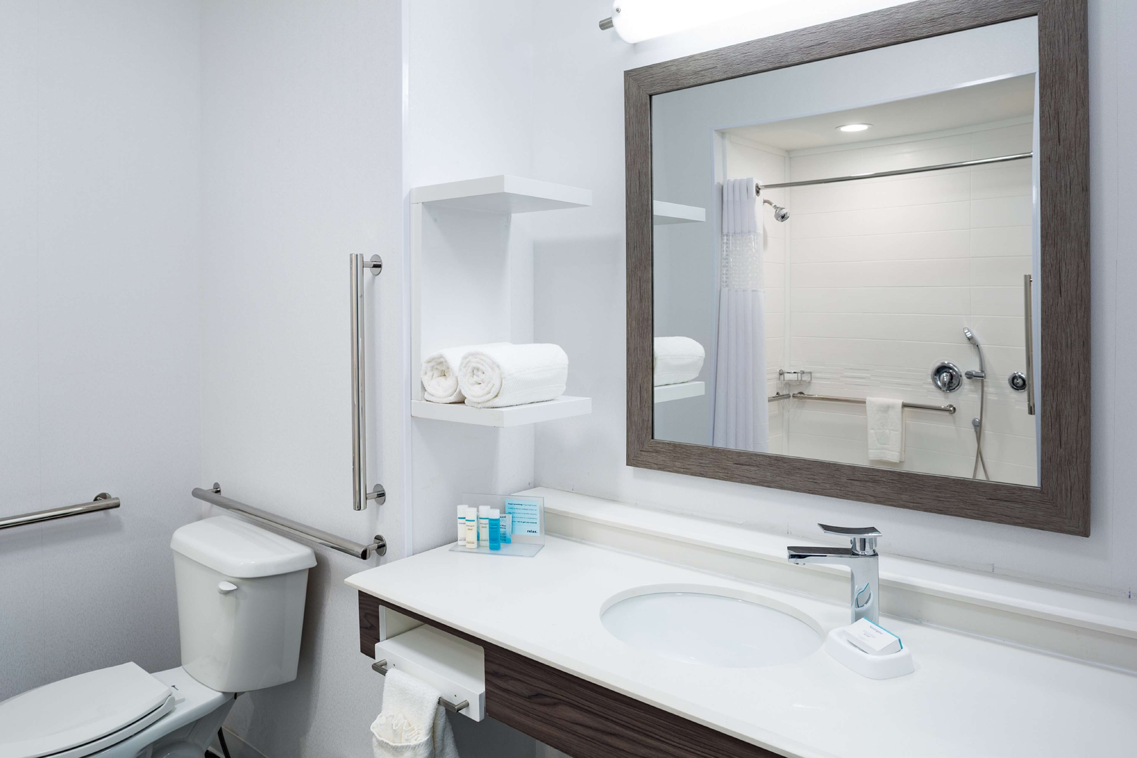 Guest room bath