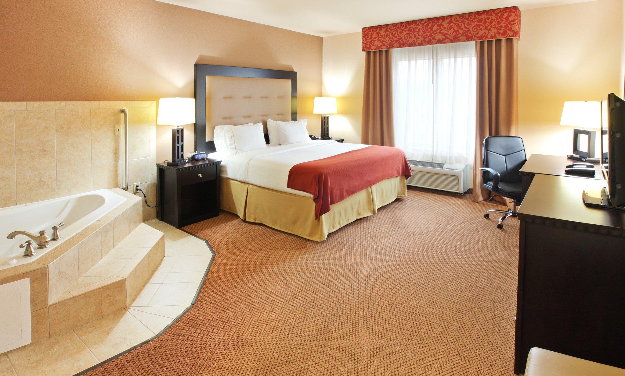 Holiday Inn Express & Suites Van Buren-Ft Smith Area Photo