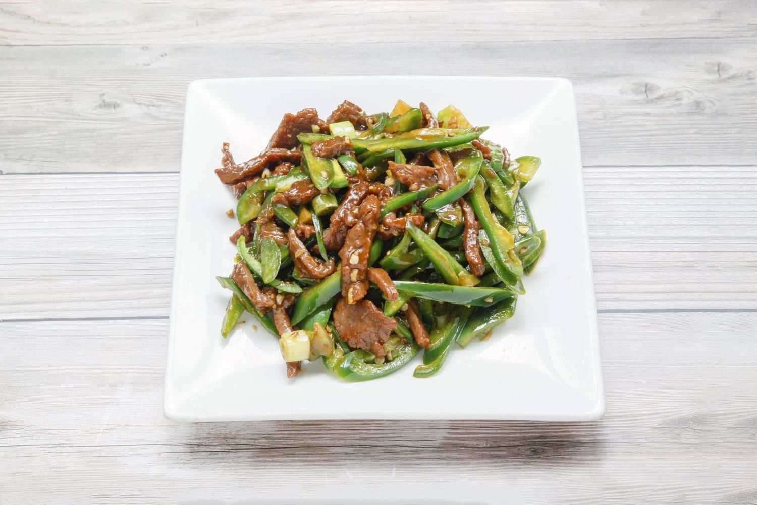 Spicy shredded beef with jalapeño peppers (lunch) / 辣牛肉丝(午)