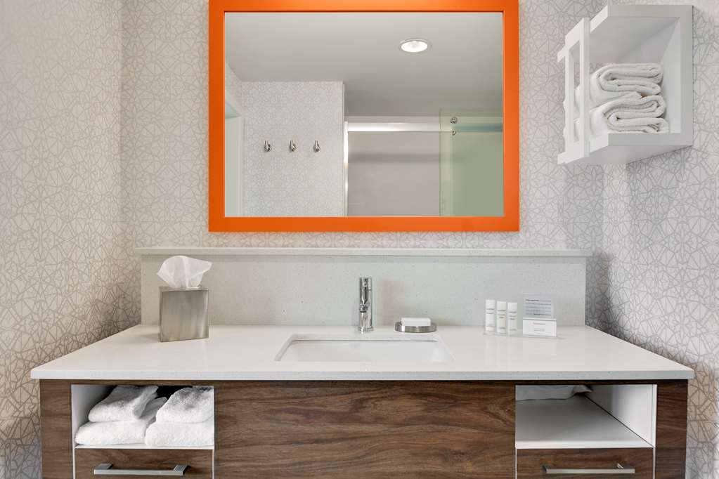 Hampton Inn Salem Boston Image