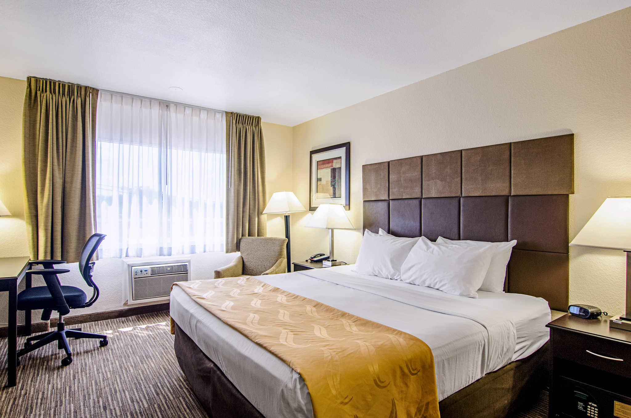 Quality Inn & Suites Denver Stapleton Photo