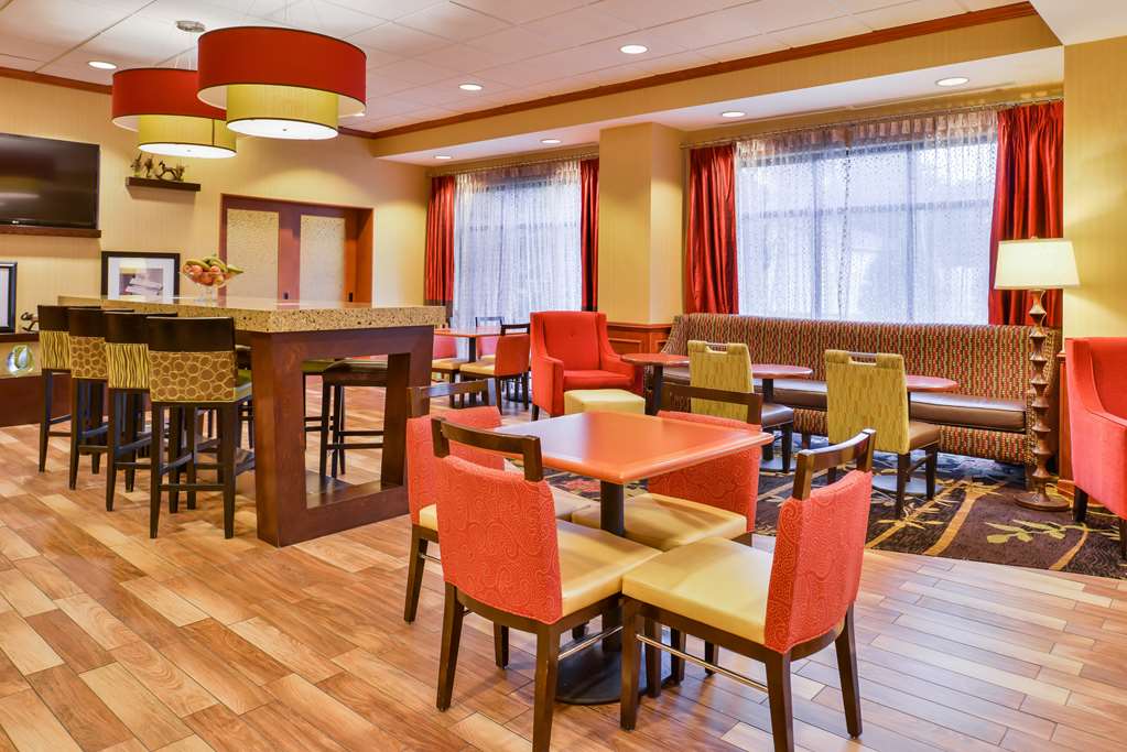 Hampton Inn Emporia Image