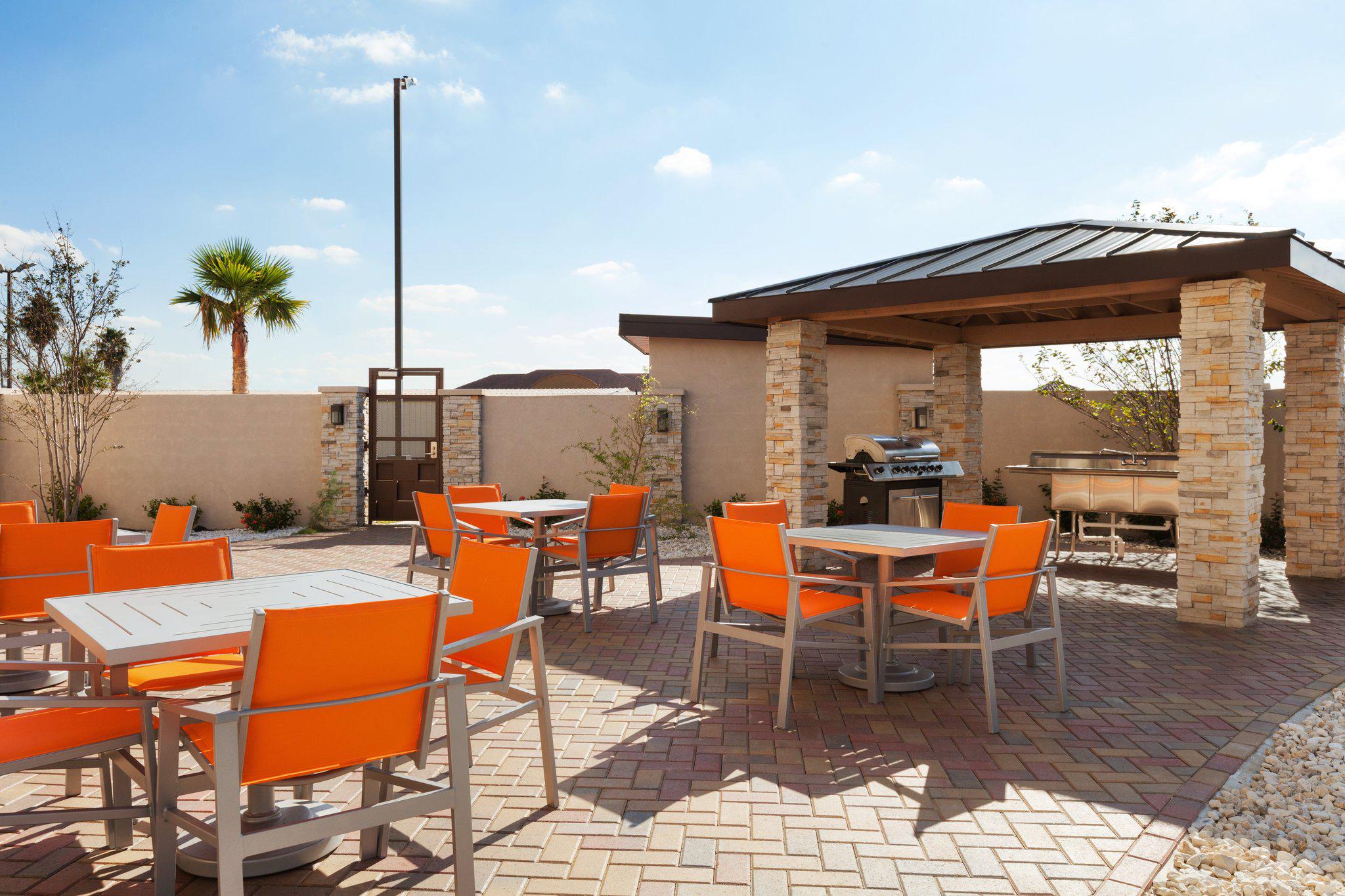 Holiday Inn Express & Suites Edinburg-McAllen Area Photo