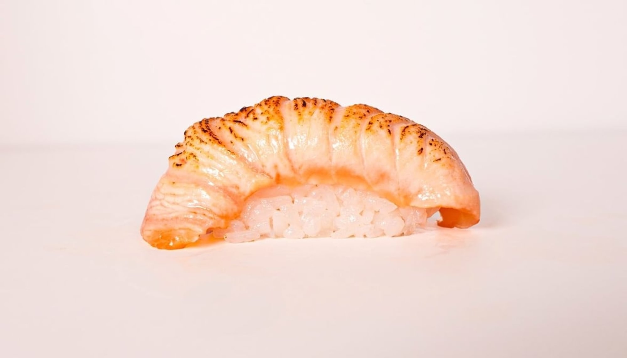 N10 Nigiri Sear Salmon/2Pcs / Raw Fish