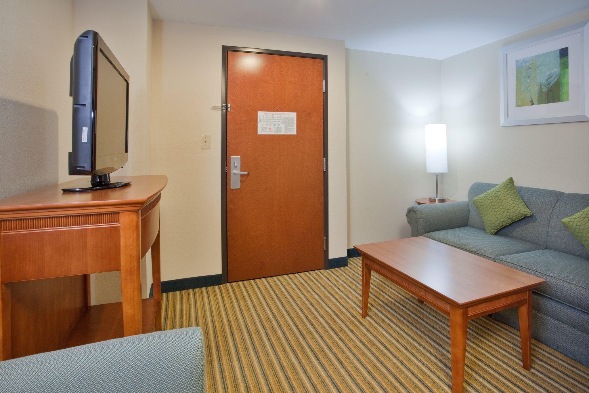 Holiday Inn Express & Suites Fredericksburg Photo