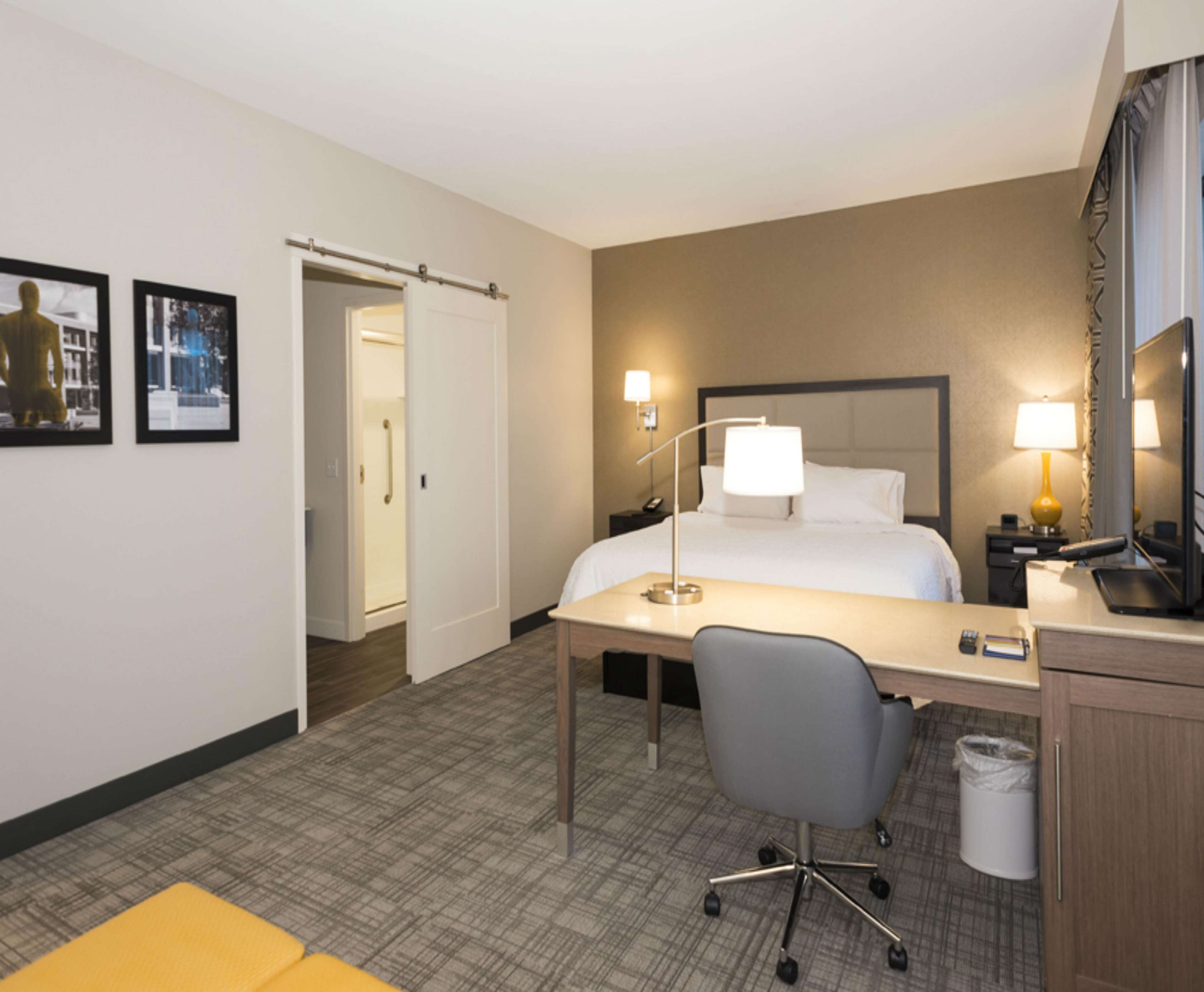 Hampton Inn & Suites Minneapolis University Area Photo