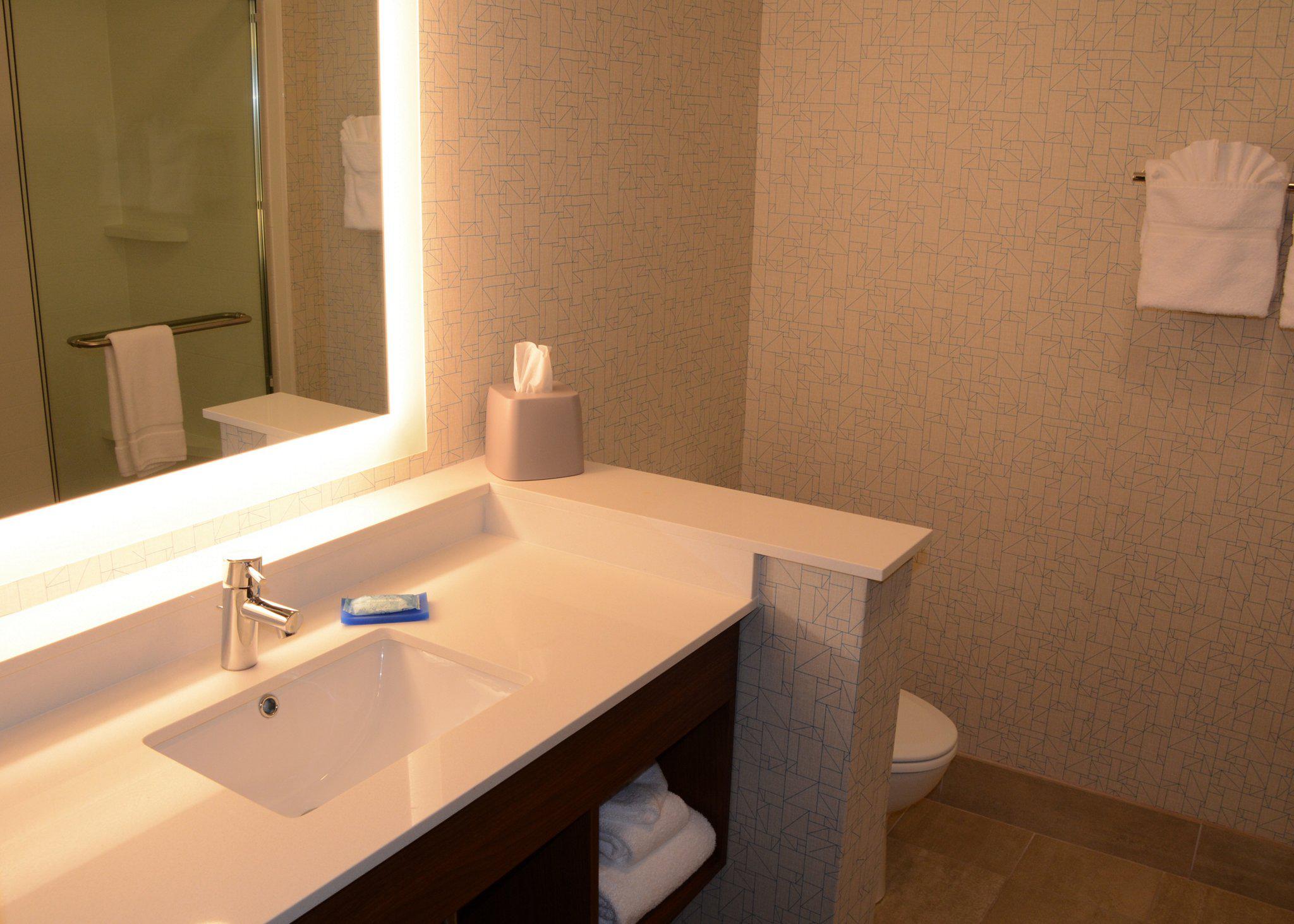 Holiday Inn Express & Suites Pittsburgh - Monroeville Photo