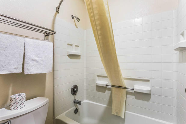Images Econo Lodge Inn & Suites