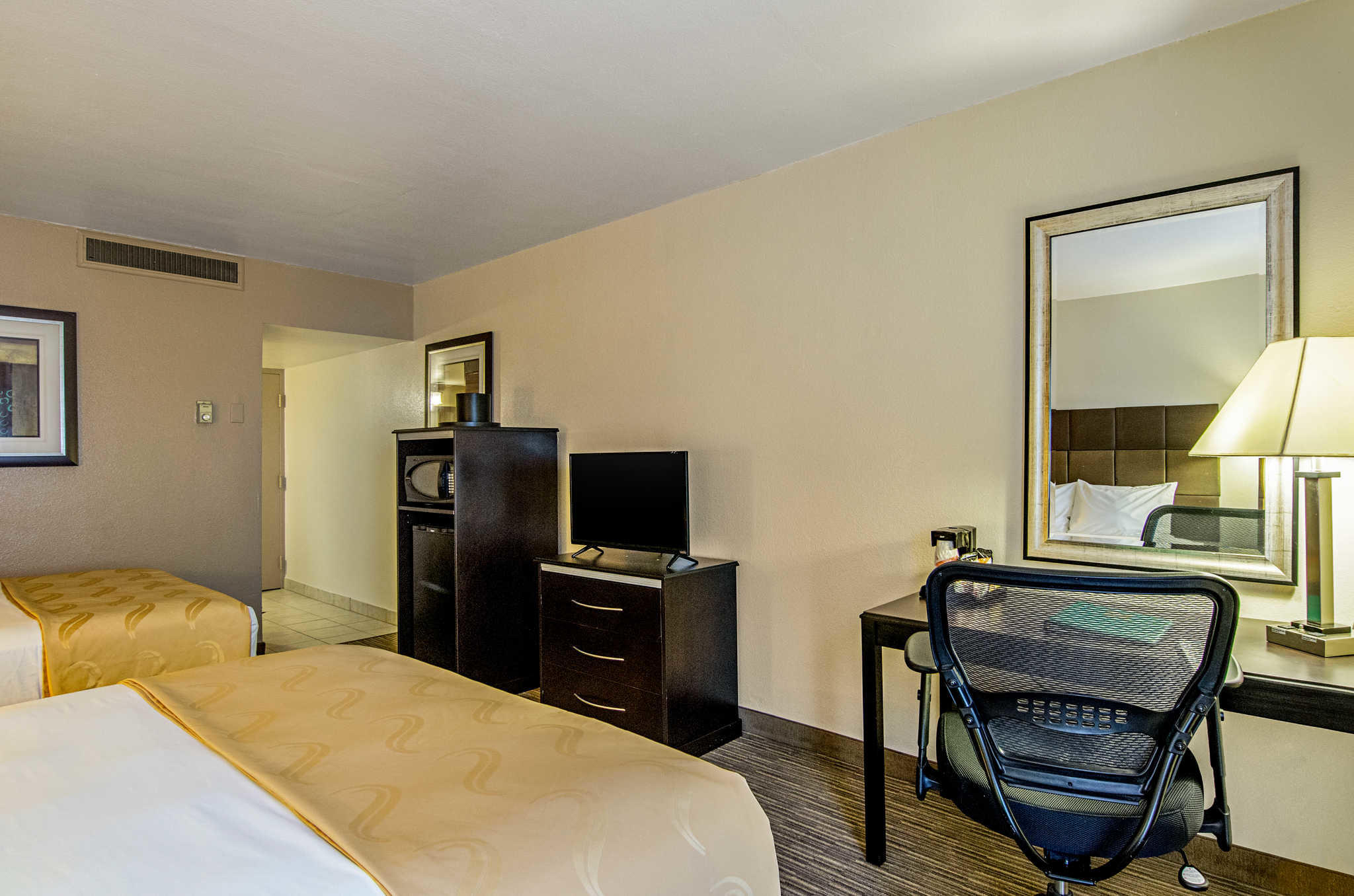 Quality Inn & Suites Denver Stapleton Photo