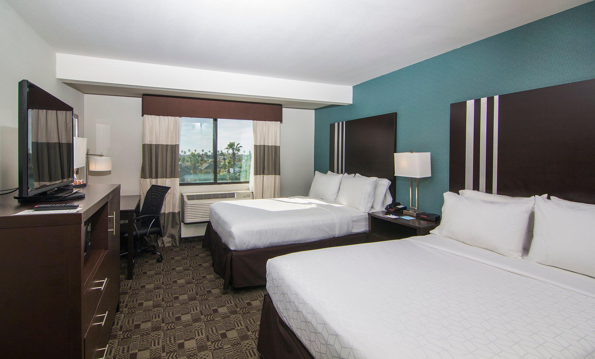 Holiday Inn Express & Suites Carlsbad Beach Photo