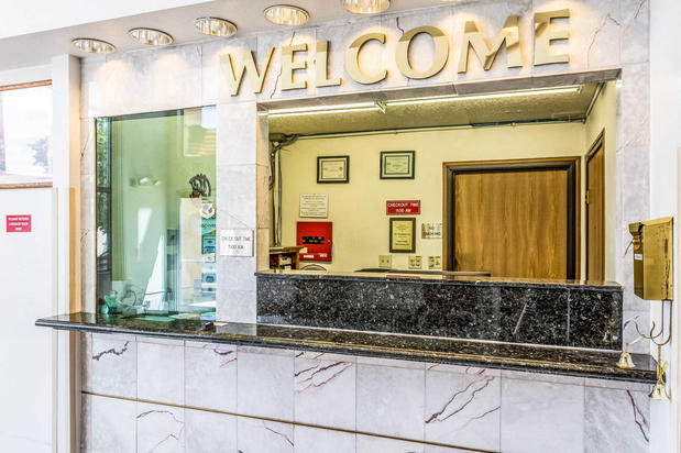 Images Econo Lodge Inn & Suites