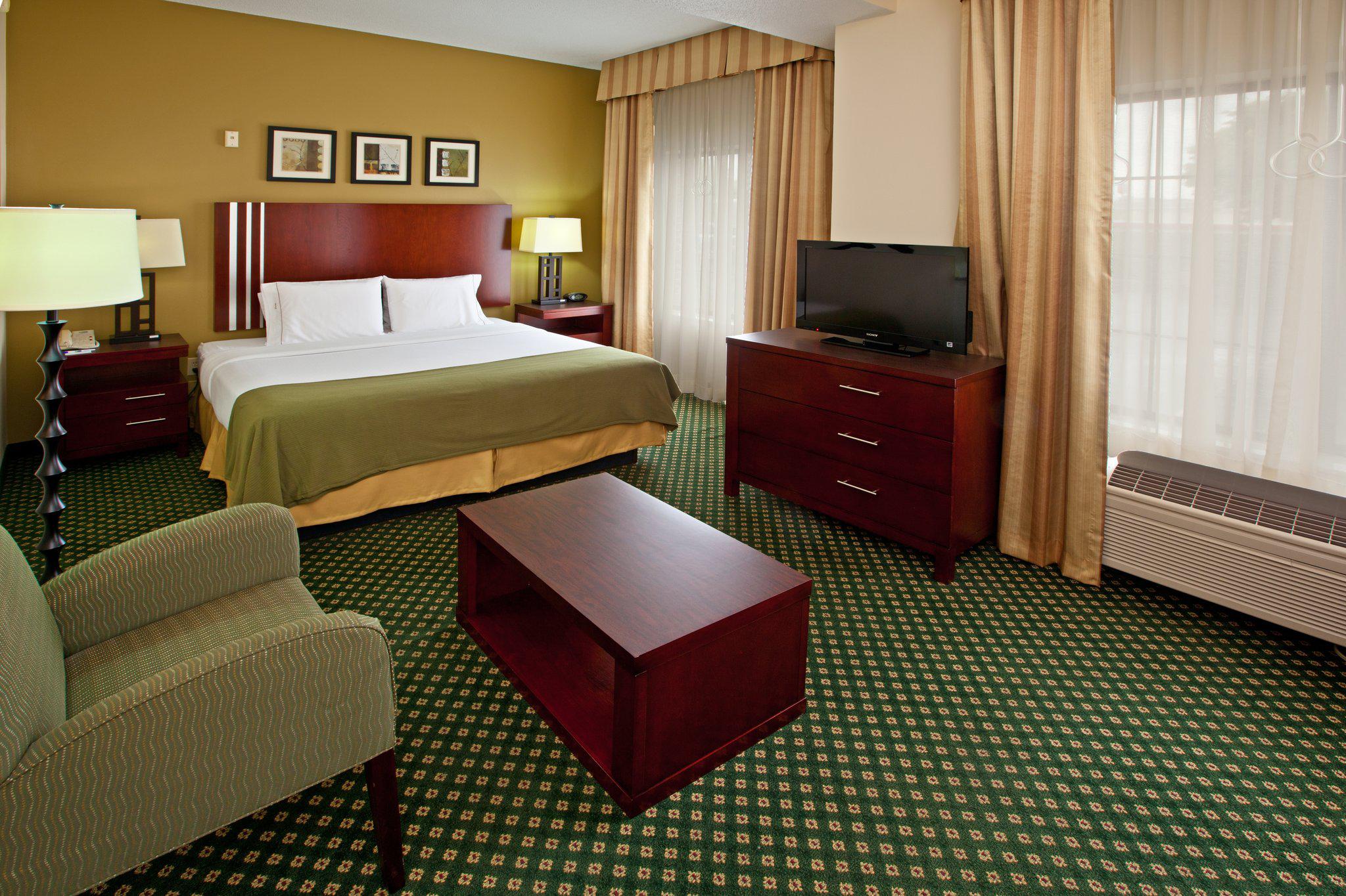 Holiday Inn Express & Suites Indianapolis - East Photo